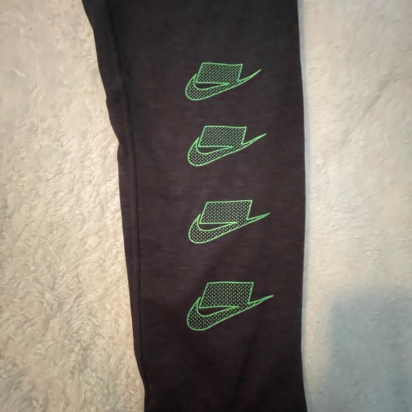 Nike track pants windbreaker material never worn size XL - Picture 3 of 5